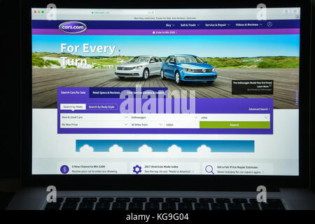 Mailand, Italien - 10. August 2017: Website Cars.com. Es handelt sich um eine Website, die im Juni 1998 gestartet wurde. Es ist die zweitgrößte Automobilklasse Stockfoto
