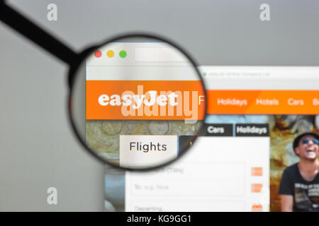 Mailand, Italien - 10. August 2017: Homepage der easyJet-Website. Es handelt sich um eine britische Fluggesellschaft, die nach dem Billigflugzeugmodell operiert. EasyJet Logo sichtbar. Stockfoto