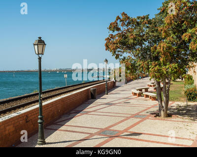 Blick von der Uferpromenade von Faro an der Küste des südlichen Portugals, der Hauptstadt der Algarve Bezirk Stockfoto