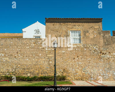 Blick von der Uferpromenade von Faro an der Küste des südlichen Portugals, der Hauptstadt der Algarve Bezirk Stockfoto