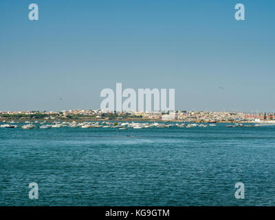 Blick von der Uferpromenade von Faro an der Küste des südlichen Portugals, der Hauptstadt der Algarve Bezirk Stockfoto