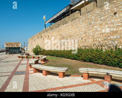 Blick von der Uferpromenade von Faro an der Küste des südlichen Portugals, der Hauptstadt der Algarve Bezirk Stockfoto