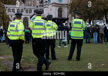 Vier Polizisten mit Blick auf pro-Palästina Protest, London, UK, 4. November 2017 Stockfoto