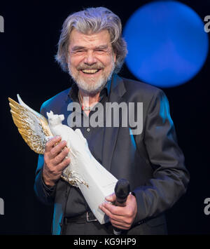 Frankfurt am Main, Deutschland. November 2017. Der Bergsteiger Reinhold Messner stand mit seinem Preis für „Legende im Sport“ in der Alten Oper in Frankfurt am Main am 4. November 2017 auf der Bühne. Frank Rumpenhorst/dpa/Alamy Live News Stockfoto