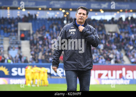 Rostock, Deutschland. November 2017. Trainer Alois Schwartz (KSC). GES./Fussball/3. Liga: Hansa Rostock - Karlsruher SC, 05.11.2017 |Nutzung weltweit Credit: dpa/Alamy Live News Stockfoto