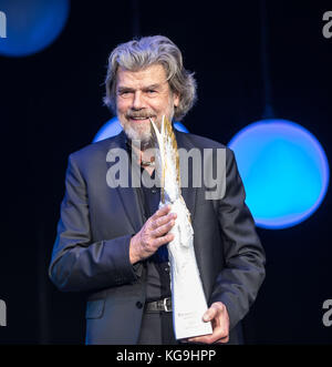 Frankfurt am Main, Deutschland. November 2017. Der Bergsteiger Reinhold Messner stand mit seinem Preis für „Legende im Sport“ in der Alten Oper in Frankfurt am Main am 4. November 2017 auf der Bühne. Frank Rumpenhorst/dpa/Alamy Live News Stockfoto