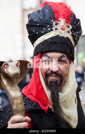 Lucca, ITALIEN. November 2017. Cosplayer gekleidet bei Lucca Comics und Games 2017. Lucca Comics ist die wichtigste Veranstaltung für Comics und Spiele in Italien. Traditionell im Herbst. Es ist das größte Comicfestival Europas und das zweitgrößte der Welt nach dem Comiket. Der Salone internazionale del Comics fand von 1995 bis 2005 in Rom statt. 2006, zum 40. Jubiläum des Festivals, fusionierte der Salone mit Lucca Comics & Games und zog zurück in Luccas Stadtzentrum, wo zahlreiche Zelte und Pavillons auf verschiedenen Plätzen innerhalb und außerhalb der Mauern der Medie angeordnet waren Stockfoto