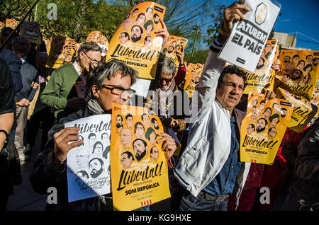 Barcelona, Katalonien, Spanien. 5 Nov, 2017. mehrere Leute mit Plakaten in der Hand in der Protest zur Unterstützung der politischen Gefangenen. Infolge der Haftstrafen der Mitglieder der katalanischen Regierung, tausende von Demonstranten in Barcelona versammelt, Freiheit für die politischen Gefangenen zu fordern. Die sovereigntists Einrichtungen eine Reihe von Aktionen der Solidarität mit den politischen Gefangenen in der so genannten "Freiheit Woche''. Die 'Woche der befreien' organisiert haben" gibt es zwei bedeutende Rechtsakte werden. Es wird ein Generalstreik werden Ziele cataluã±a, die am November zu lähmen Stockfoto