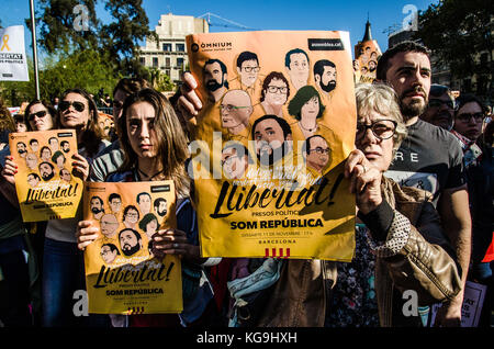 Barcelona, Katalonien, Spanien. November 2017. Mehrere Menschen mit Plakaten in den Händen, um gegen die Unterstützung politischer Gefangener zu protestieren. Als Folge der Gefängnisstrafen gegen Mitglieder der katalanischen Regierung versammelten sich Tausende Demonstranten in Barcelona, um die Freiheit der politischen Gefangenen zu fordern. Die souveränistischen Einheiten haben in der so genannten "Freiheitswoche" eine Reihe von Aktionen der Solidarität mit politischen Gefangenen organisiert. Die "Woche der Befreiung" wird es zwei wichtige Akte geben. Im November wird es einen Generalstreik geben, der CataluÃ±A lahmlegen soll Stockfoto