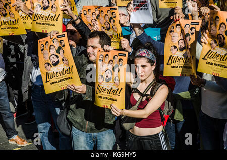Barcelona, Katalonien, Spanien. 5 Nov, 2017. mehrere Leute mit Plakaten in der Hand in der Protest zur Unterstützung der politischen Gefangenen gesehen. Als Ergebnis der Haftstrafen der Mitglieder der katalanischen Regierung, tausende von Demonstranten in Barcelona versammelt, Freiheit für die politischen Gefangenen zu fordern. Die sovereigntists Einrichtungen eine Reihe von Aktionen der Solidarität mit den politischen Gefangenen in der so genannten "Freiheit Woche''. Die 'Woche der befreien' organisiert haben" gibt es zwei bedeutende Rechtsakte werden. Es wird ein Generalstreik werden Ziele cataluã±a, die am Nov nehmen zu lähmen Stockfoto