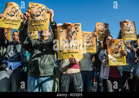 Barcelona, Katalonien, Spanien. November 2017. Mehrere Menschen wurden mit Plakaten in der Hand gesehen, um gegen die Unterstützung politischer Gefangener zu protestieren. Als Folge der Gefängnisstrafen gegen Mitglieder der katalanischen Regierung versammelten sich Tausende Demonstranten in Barcelona, um die Freiheit der politischen Gefangenen zu fordern. Die souveränistischen Einheiten haben in der so genannten "Freiheitswoche" eine Reihe von Aktionen der Solidarität mit politischen Gefangenen organisiert. Die "Woche der Befreiung" wird es zwei wichtige Akte geben. Es wird einen Generalstreik geben, um CataluÃ±A zu lähmen, der am November stattfinden wird Stockfoto