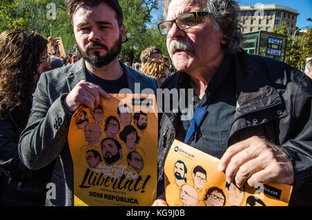 Barcelona, Katalonien, Spanien. November 2017. Gabriel RufiÃ¡n und Joan TardÃ, Führer des ERC, die während des Protestes gesehen wurden, um die Freiheit der katalanischen politischen Gefangenen zu fordern. Als Folge der Gefängnisstrafen gegen Mitglieder der katalanischen Regierung versammelten sich Tausende Demonstranten in Barcelona, um die Freiheit der politischen Gefangenen zu fordern. Die souveränistischen Einheiten haben in der so genannten "Freiheitswoche" eine Reihe von Aktionen der Solidarität mit politischen Gefangenen organisiert. Die "Woche der Befreiung" wird es zwei wichtige Akte geben. Ein Generalstreik soll gelähmt werden Stockfoto