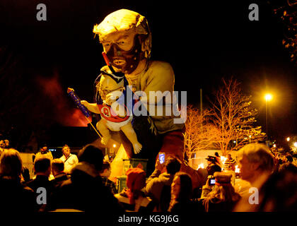 Lewes, Großbritannien. 4.. November 2017. Bild von Donald Trump mit 'Little Rocket man' Kim Jong-un in der Lewes Bonfire Night 2017 Quelle: Scott Hortop/Alamy Live News Stockfoto