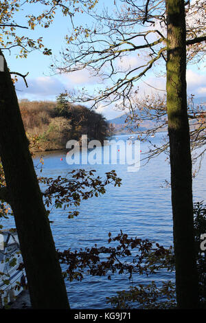 Bowness on Windermere Cumbria 5. November 2017 EIN kalter, aber heller Nachmittag auf dem Lake Windermere heute Nachmittag Quelle: David Billinge/Alamy Live News Stockfoto