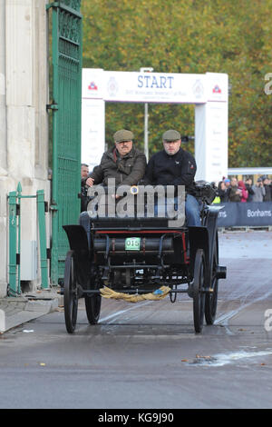 London, Großbritannien. 5 Nov, 2017. Ein 1898 Benz Victoria (Eigentümer: Allgemeiner Schnauferl Club), Hyde Park Corner, London, im Rahmen des jährlichen Bonhams London nach Brighton Veteran Car Run. 454 Pre-1905 hergestellten Fahrzeuge haben sich in diesem Jahr laufen die Auf jeden ersten Sonntag im November geschieht, und erinnert an die ursprüngliche Emanzipation läuft vom 14. November 1896. Quelle: Michael Preston/Alamy leben Nachrichten Stockfoto