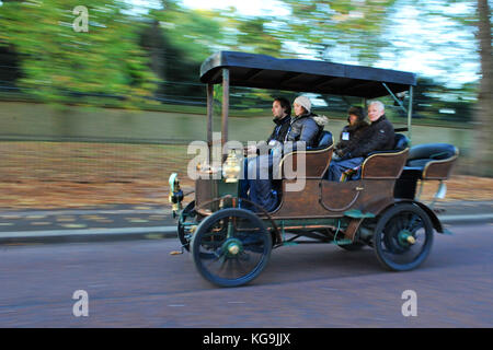 London, Großbritannien. 5 Nov, 2017. Ein Jahrgang, den das Fahrzeug entlang Constitution Hill, London, im Rahmen des jährlichen Bonhams London nach Brighton Veteran Car Run. 454 Pre-1905 hergestellten Fahrzeuge haben sich in diesem Jahr laufen die Auf jeden ersten Sonntag im November geschieht, und erinnert an die ursprüngliche Emanzipation läuft vom 14. November 1896. Quelle: Michael Preston/Alamy leben Nachrichten Stockfoto