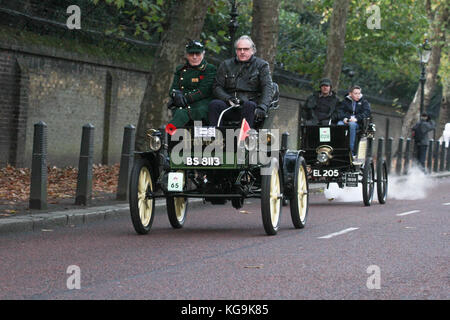 London, Großbritannien. 05 Nov, 2017. Hyde Park Corner, London, UK - 5. November: Len Brown, Harrods Kurator der historischen Fahrzeuge Geschwindigkeiten Oldtimer am Constitution HIll durin Erschliessung laufen nach Brighton. Über 400 Oldtimer waren eingeplant, in Bonhams Veteran Car Run am Hyde Park am 5. November 2017 zu starten. Die weltweit am längsten laufende Autofahren Fall läuft eine 60 Kilometer lange Reise von London nach Brighton. Quelle: David Mbiyu/Alamy leben Nachrichten Stockfoto