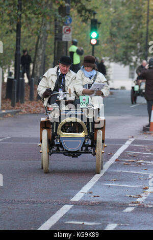 London, Großbritannien. 05 Nov, 2017. Hyde Park Corner, London, UK - 5. November: ein Coupé fahren Ihre 1900 zwei Sitzer Renault am Constitution HIll. Über 400 Oldtimer waren eingeplant, in Bonhams Veteran Car Run am Hyde Park am 5. November 2017 zu starten. Die weltweit am längsten laufende Autofahren Fall läuft eine 60 Kilometer lange Reise von London nach Brighton. Quelle: David Mbiyu/Alamy leben Nachrichten Stockfoto