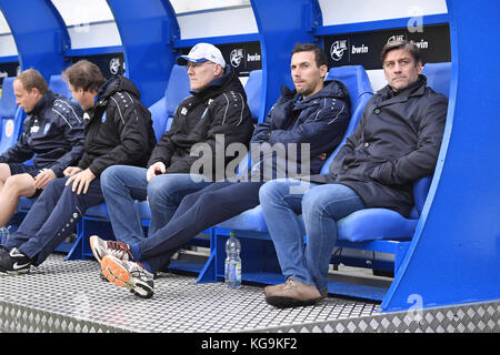 Rostock, Deutschland. November 2017. Sportdirektor Oliver Kreuzer (KSC), Co-Trainer Christian Eichner (KSC), Teammanager Burkhard Reich (KSC). GES./Fussball/3. Liga: Hansa Rostock - Karlsruher SC, 05.11.2017 |Nutzung weltweit Credit: dpa/Alamy Live News Stockfoto