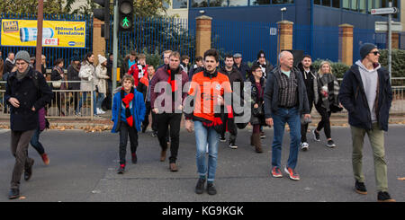 London, Großbritannien. 5 Nov, 2017. Stadt Truro Fans im Tal ankommen für den FA Cup Runde 1 Spiel zwischen Charlton Athletic und Truro Stadt. Quelle: David Rowe/Alamy leben Nachrichten Stockfoto