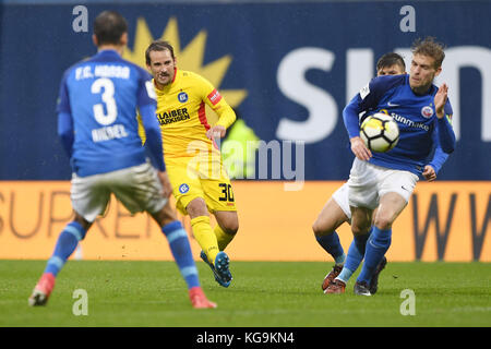 Rostock, Deutschland. November 2017. Anton Fink (KSC) beim Schussversuch. GES./Fussball/3. Liga: Hansa Rostock - Karlsruher SC, 05.11.2017 |Nutzung weltweit Credit: dpa/Alamy Live News Stockfoto