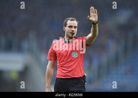 Rostock, Deutschland. November 2017. Schiedsrichter Jonas Weickenmeier GES/Fussball/3. Liga: Hansa Rostock - Karlsruher SC, 05.11.2017 |Nutzung weltweit Credit: dpa/Alamy Live News Stockfoto