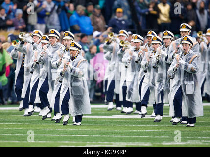 November 04, 2017: Notre Dame Band führt vor der NCAA Football Spiel Action zwischen dem Wake Forest Demon Diakone und die Notre Dame Fighting Irish im Notre Dame Stadium in South Bend, Indiana. Notre Dame besiegte Spur-Wald 48-37. Johann Mersits/CSM Stockfoto