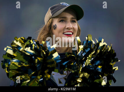 November 04, 2017: Notre Dame Cheerleader führt während der NCAA Football Spiel Action zwischen dem Wake Forest Demon Diakone und die Notre Dame Fighting Irish im Notre Dame Stadium in South Bend, Indiana. Notre Dame besiegte Spur-Wald 48-37. Johann Mersits/CSM Stockfoto