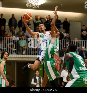 Jarelle Alexander Reischel (Lions Karlsruhe) im Duell mit Louis Olinde (Bauafter). GES/ Basketball/ ProA: PSK Lions - Bauafter Young Pikes, 05.11.2017 --- Verwendung weltweit Stockfoto