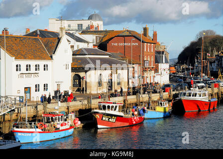 Dorchester, Dorset. 5. November 2017 - Menschen warm anziehen und die die meisten von einem sonnigen Herbstnachmittag in Weymouth historischen alten Hafen Credit: stuart Hartmut Ost/alamy Leben Nachrichten machen Stockfoto