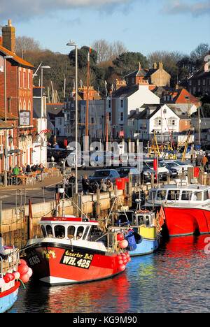 Dorchester, Dorset. 5. November 2017 - Menschen warm anziehen und die die meisten von einem sonnigen Herbstnachmittag in Weymouth historischen alten Hafen Credit: stuart Hartmut Ost/alamy Leben Nachrichten machen Stockfoto