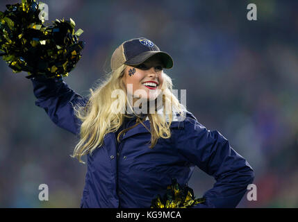 November 04, 2017: Notre Dame Cheerleader führt während der NCAA Football Spiel Action zwischen dem Wake Forest Demon Diakone und die Notre Dame Fighting Irish im Notre Dame Stadium in South Bend, Indiana. Notre Dame besiegte Spur-Wald 48-37. Johann Mersits/CSM Stockfoto