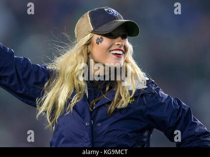 November 04, 2017: Notre Dame Cheerleader führt während der NCAA Football Spiel Action zwischen dem Wake Forest Demon Diakone und die Notre Dame Fighting Irish im Notre Dame Stadium in South Bend, Indiana. Notre Dame besiegte Spur-Wald 48-37. Johann Mersits/CSM Stockfoto