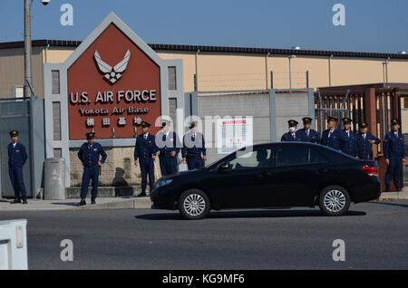 Tokio, Japan. November 2017. Polizeibeamte von Tokio stehen vor der Eingangshalle der Yokota Air Base während der Ankunft von US-Präsident Donald Trump in Tokio Japan am Sonntag, den 5. November 2017. Foto: Ramiro Agustin Vargas Tabares Credit: Ramiro Agustin Vargas Tabares/ZUMA Wire/Alamy Live News Stockfoto