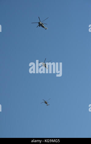 Tokio, Japan. November 2017. Drei Hubschrauber fliegen über der Yokota Air Base, nachdem US-Präsident Trump im Rahmen eines Asienbesuchs in Japan angekommen war. November 2017. Foto: Ramiro Agustin Vargas Tabares Credit: Ramiro Agustin Vargas Tabares/ZUMA Wire/Alamy Live News Stockfoto