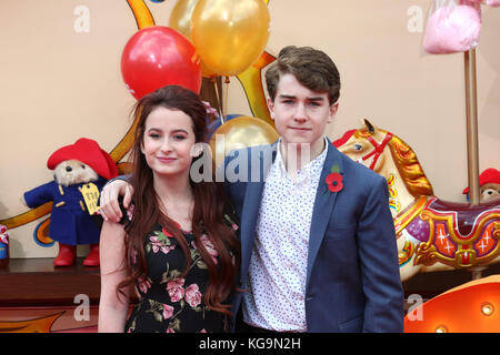 London, Großbritannien. 5. November 2017. Madeleine Harris, Samuel Joslin, Paddington 2 - Weltpremiere, BFI Southbank, London, UK. 05 Nov, 2017. Foto von Richard Goldschmidt Credit: Rich Gold/Alamy leben Nachrichten Stockfoto