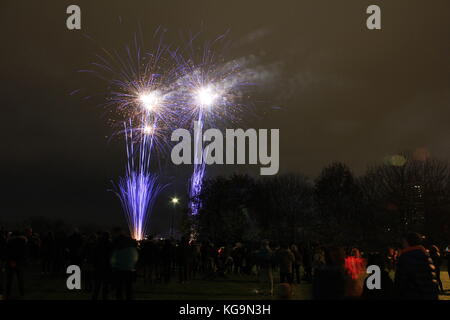 Bonfire Night Weekend Celebrations: Kingsman Fire Dance traditonal Guy Fawkes im Cumberland Arms Pub & Fireworks vom Ouseburn Stadium. Newcastle upon Tyne, November 5.. DavidWhinham/AlamyLive Stockfoto