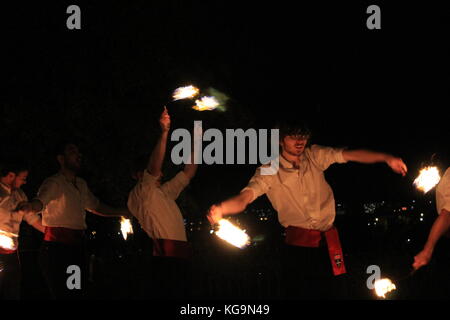 Lagerfeuer Nacht Wochenende feiern: kingsman Fire Dance traditonal Guy Fawkes am Cumberland Arms Pub & Feuerwerk aus ouseburn Stadion. Newcastle upon Tyne, 5. November. davidwhinham/alamylive Stockfoto