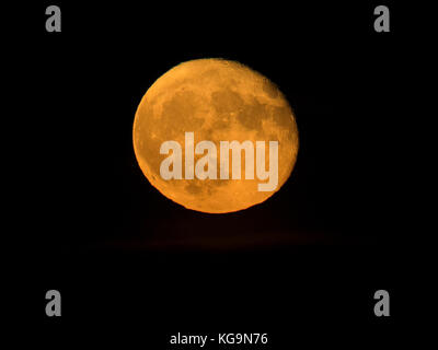 Sheerness, Kent, Großbritannien. 5 Nov, 2017. UK Wetter: Der fast volle Mond über die Mündung der Themse steigt. Credit: James Bell/Alamy leben Nachrichten Stockfoto