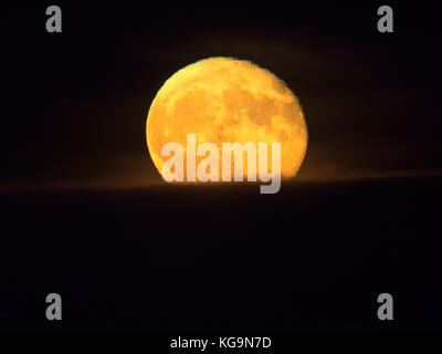 Sheerness, Kent, Großbritannien. 5 Nov, 2017. UK Wetter: Der fast volle Mond über die Mündung der Themse steigt. Credit: James Bell/Alamy leben Nachrichten Stockfoto