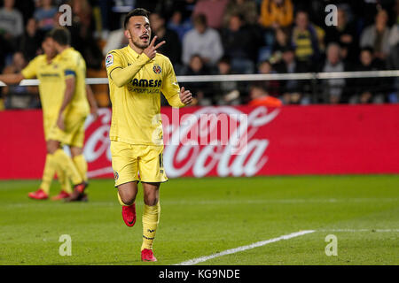 Villarreal, Spanien. November 2017. Nicola Sansone von Villarreal CF feiert, nachdem er mit seinem Teamkollegen 1-0 beim spanischen La Liga Spiel zwischen Villarreal CF und Malaga CF im La Ceramica Stadium am 5. November 2017 das Tor erzielte. Quelle: Gtres Información más Comuniación online, S.L./Alamy Live News Stockfoto