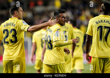 Villarreal, Spanien. November 2017. Nicola Sansone von Villarreal CF feiert, nachdem er mit seinem Teamkollegen 2-0 beim spanischen La Liga Spiel zwischen Villarreal CF und Malaga CF im La Ceramica Stadium am 5. November 2017 das Tor erzielte. Quelle: Gtres Información más Comuniación online, S.L./Alamy Live News Stockfoto