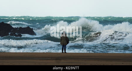 Newquay, Cornwall, England. 5. November 2017. UK Wetter. Starke kalten nördlichen Winden am Crantock Beach. 5., November 2017 Robert Taylor/Alamy leben Nachrichten Newquay, Cornwall, England. Credit: Robert Taylor/Alamy leben Nachrichten Stockfoto