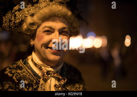 Lewes, de 4. Nov. 2017 Lagerfeuer Nacht/Guy Fawkes Nacht im East Sussex Stadt Lewes Credit: beren Patterson/alamy leben Nachrichten Stockfoto