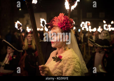 Lewes, de 4. Nov. 2017 Lagerfeuer Nacht/Guy Fawkes Nacht im East Sussex Stadt Lewes Credit: beren Patterson/alamy leben Nachrichten Stockfoto