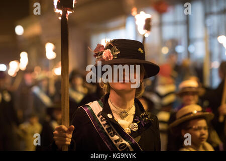 Lewes, de 4. Nov. 2017 Lagerfeuer Nacht/Guy Fawkes Nacht im East Sussex Stadt Lewes Credit: beren Patterson/alamy leben Nachrichten Stockfoto
