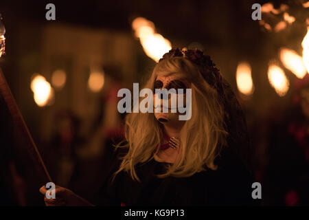 Lewes, de 4. Nov. 2017 Lagerfeuer Nacht/Guy Fawkes Nacht im East Sussex Stadt Lewes Credit: beren Patterson/alamy leben Nachrichten Stockfoto