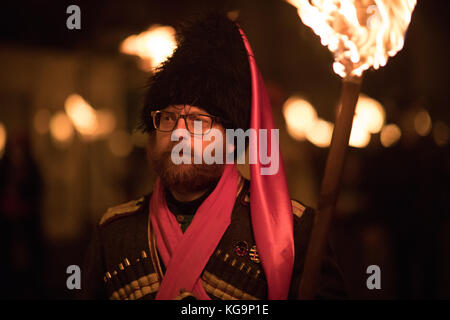 Lewes, de 4. Nov. 2017 Lagerfeuer Nacht/Guy Fawkes Nacht im East Sussex Stadt Lewes Credit: beren Patterson/alamy leben Nachrichten Stockfoto