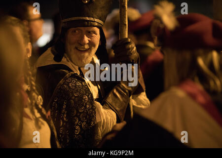 Lewes, de 4. Nov. 2017 Lagerfeuer Nacht/Guy Fawkes Nacht im East Sussex Stadt Lewes Credit: beren Patterson/alamy leben Nachrichten Stockfoto