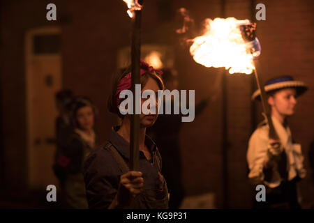 Lewes, de 4. Nov. 2017 Lagerfeuer Nacht/Guy Fawkes Nacht im East Sussex Stadt Lewes Credit: beren Patterson/alamy leben Nachrichten Stockfoto